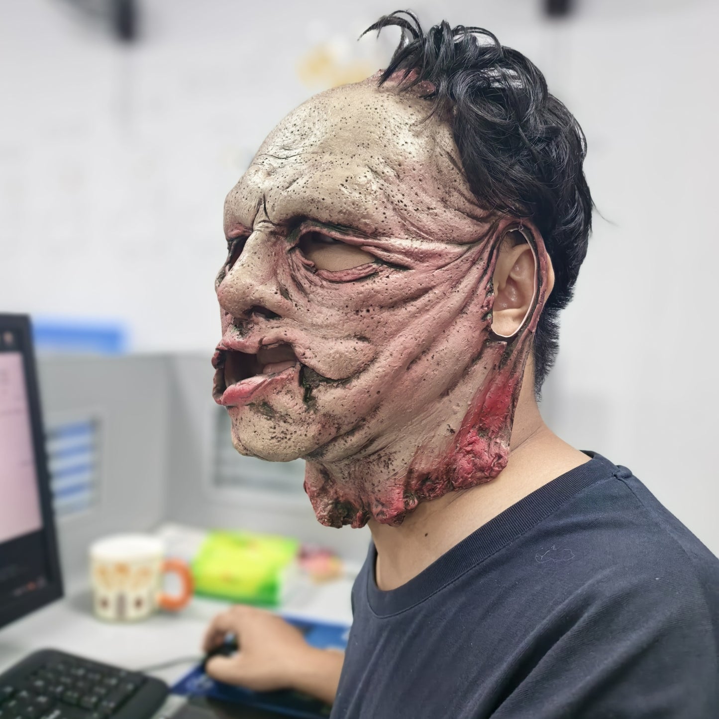Half Face Skinned Rubber Bloody Mask Professional Halloween Horror Makeup Tool Fake Wound Special Effects Mask for Creators