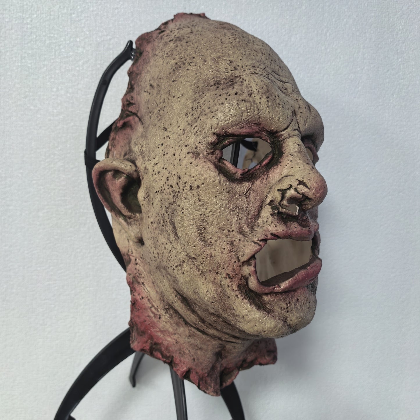 Half Face Skinned Rubber Bloody Mask Professional Halloween Horror Makeup Tool Fake Wound Special Effects Mask for Creators