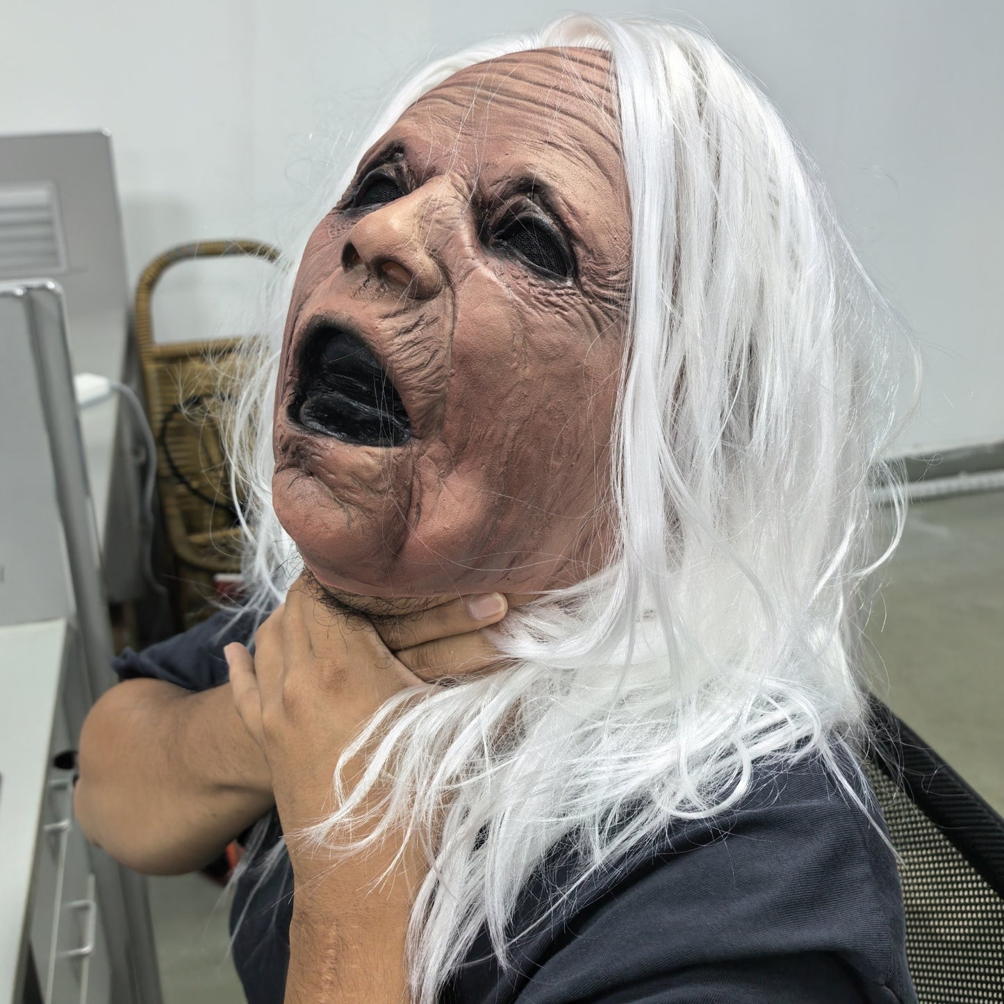 Realistic Rubber Screaming Granny Mask Full Head White Hair Horror Old Woman Party Accessory