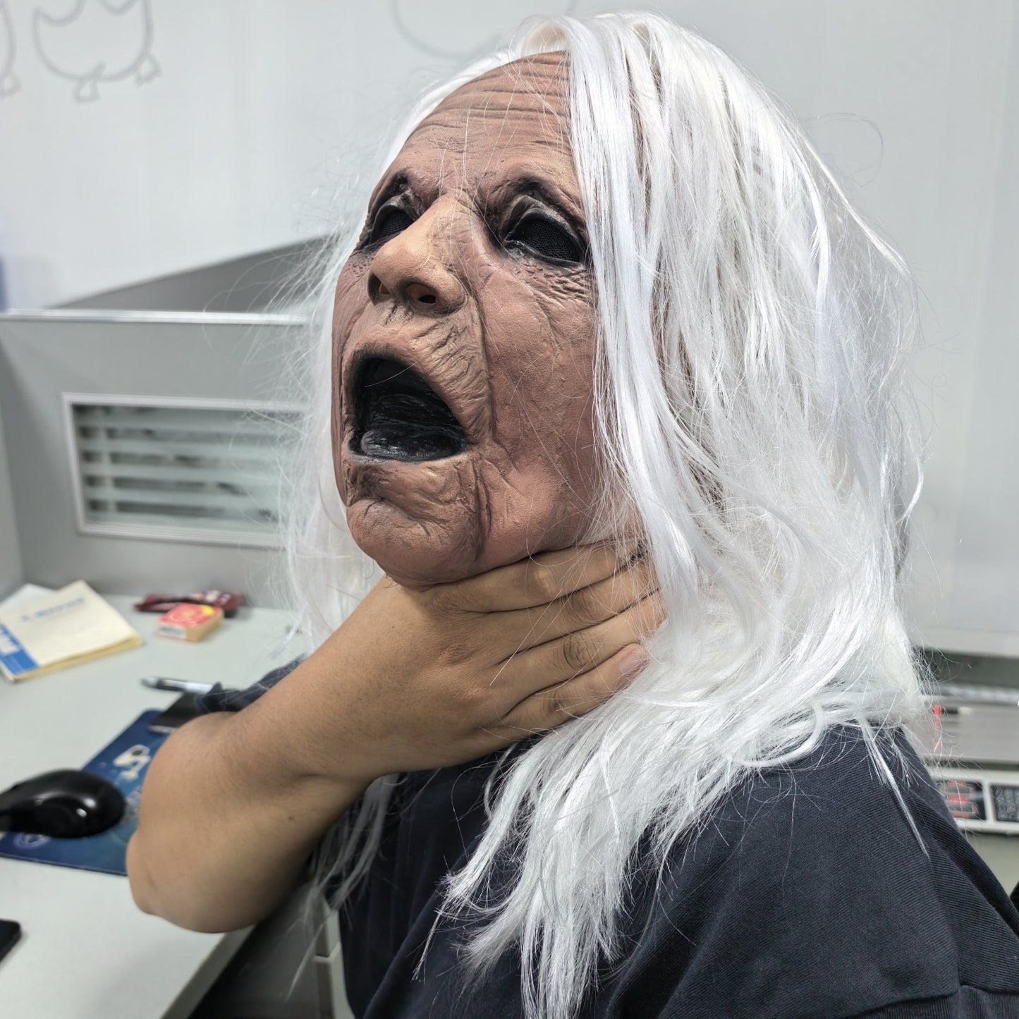 Realistic Rubber Screaming Granny Mask Full Head White Hair Horror Old Woman Party Accessory