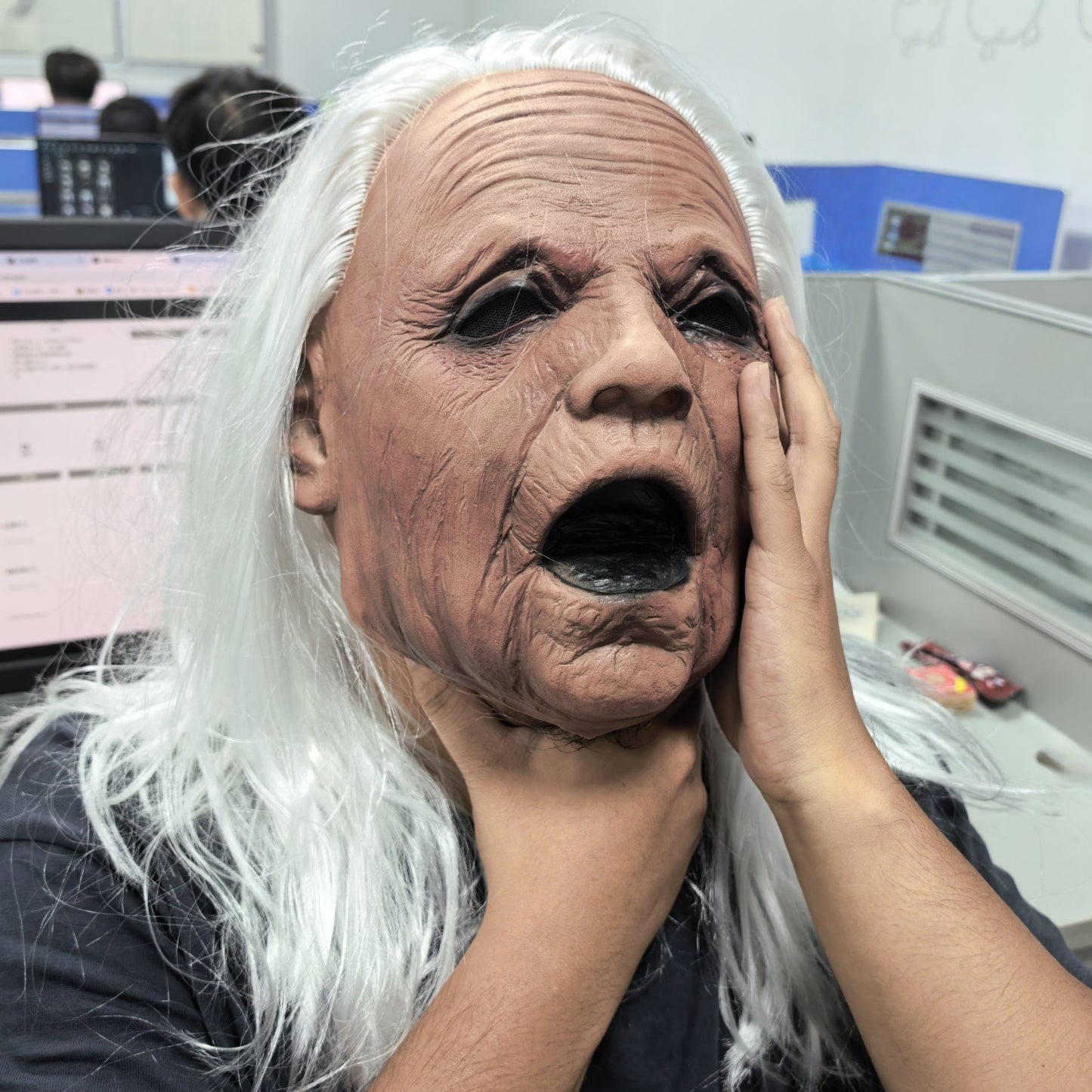 Realistic Rubber Screaming Granny Mask Full Head White Hair Horror Old Woman Party Accessory