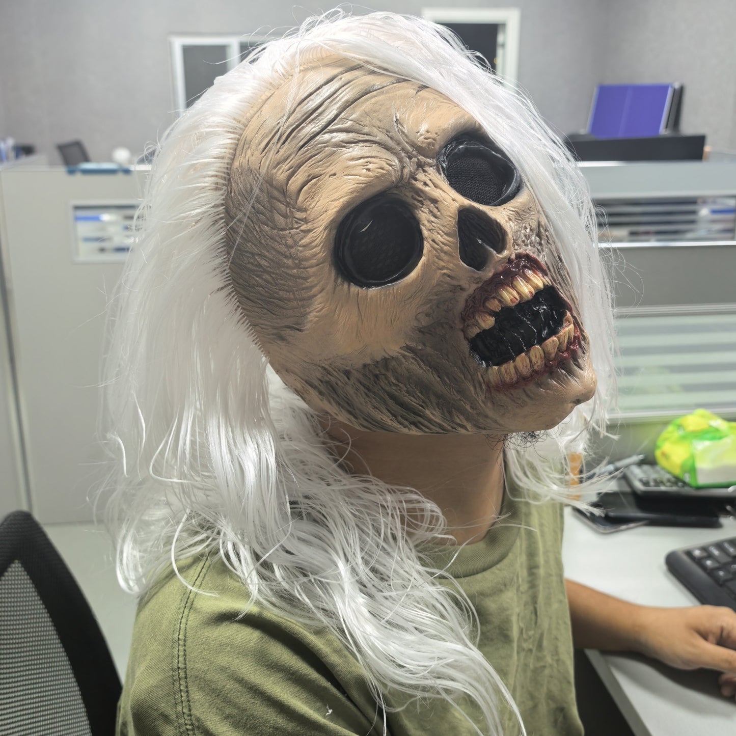 Adult Halloween Walking Dead Zombie Rubber Face Mask with White Hair Scream Old Man Design for Cosplay And Party Accessory